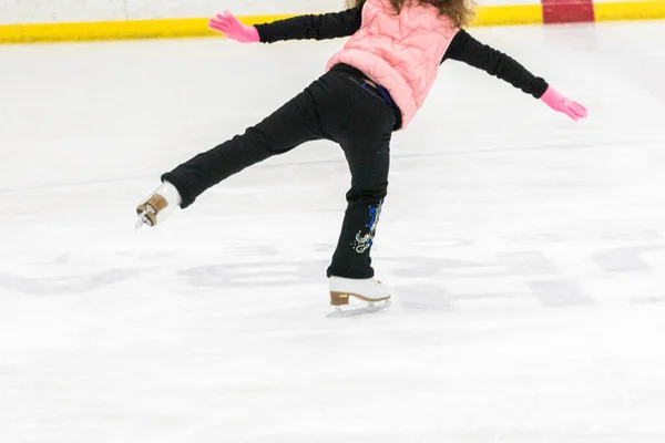 Menina Praticando Patinação Artística Move Pista Gelo Interior — Fotografia de Stock