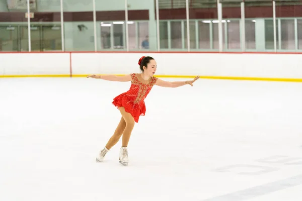 Teenagermädchen Übt Eiskunstlauf Auf Einer Überdachten Eisbahn — Stockfoto