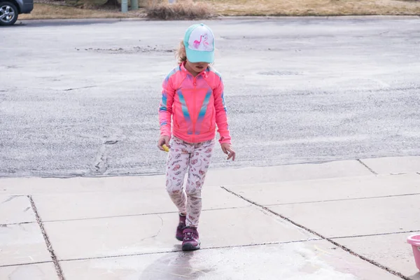 Little Girl Playing Chalk Driveway Front House — Stock Photo, Image