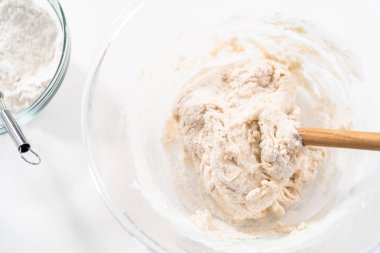 Ev yapımı ekmek yapmak için karıştırma kabının içindeki malzemeleri karıştırıyorum..