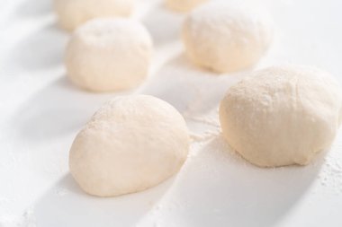 Ev yapımı ekmek yapmak için Fransız merdanesiyle rulo ekmek hamuru..