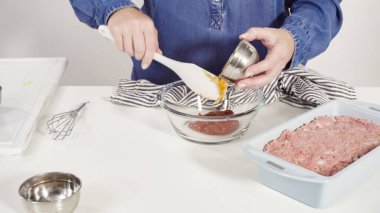 Adım adım. Bardak karıştırma kabında klasik sığır etli rulo köfte tarifi karışımı..