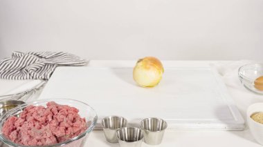 Adım adım. Bardak karıştırma kabında klasik sığır etli rulo köfte tarifi karışımı..