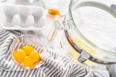 Tek boynuzlu at kurabiyeleri pişirmek için mutfak mikserinde krema yapıyorum..