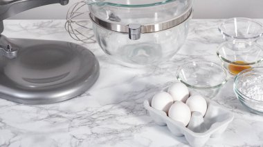 Adım adım. Tek boynuzlu at kurabiyeleri pişirmek için mutfak mikserinde krema yapıyorum..