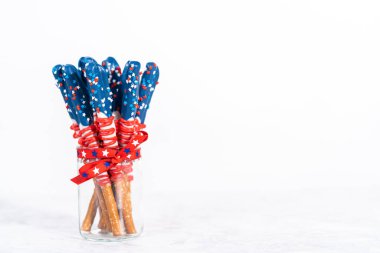 Ev yapımı çikolata kaplı çubuk çubuklar cam kavanozdaki Amerikan bayrağı gibi süslenmiş..