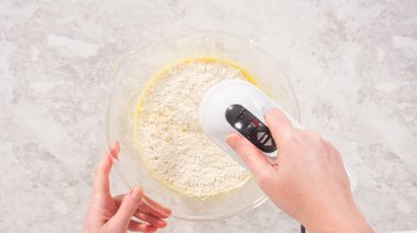 Düz yatıyordu. Adım adım. Fünyeli kek pişirmek için karıştırma kabındaki malzemeleri karıştırıyorum..