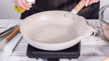 Adım adım. Kızarmış ekmek kızartma tavasında kızartılıyor..