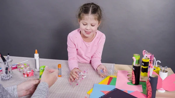 Papelaria Infantil Fazendo Insetos Papel Partir Dos Rolos Papel Higiênico — Fotografia de Stock