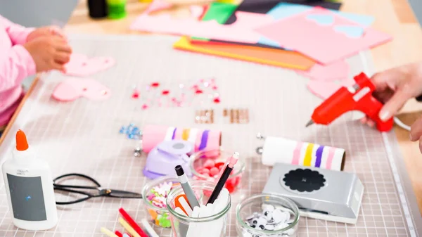 Papelaria Infantil Fazendo Insetos Papel Partir Dos Rolos Papel Higiênico — Fotografia de Stock