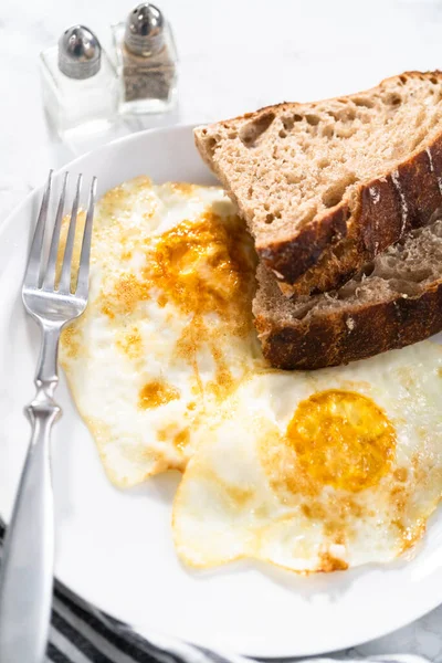 Desayuno Sencillo Con Huevos Sobre Pan Trigo Fácil Masa Fermentada — Foto de Stock