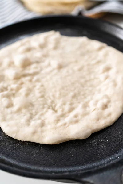 Beredning Hembakat Tunnbröd Stekpanna Gjutjärn — Stockfoto