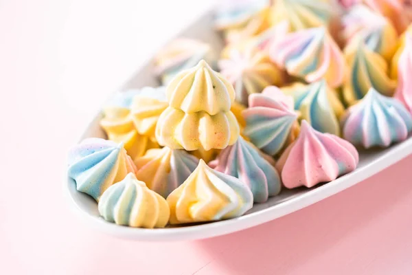 Meerkleurige Eenhoorn Meringue Koekjes Een Witte Serveerplaat — Stockfoto