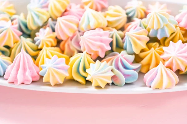 Bunte Einhorn Baiser Kekse Auf Weißem Servierteller — Stockfoto