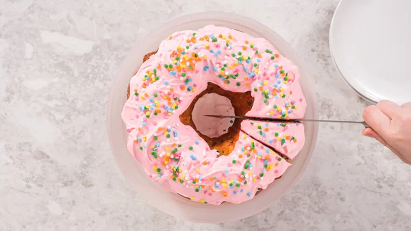 Ett Platt Ligg Steg För Steg Skivning Funfettti Bunt Kaka — Stockfoto