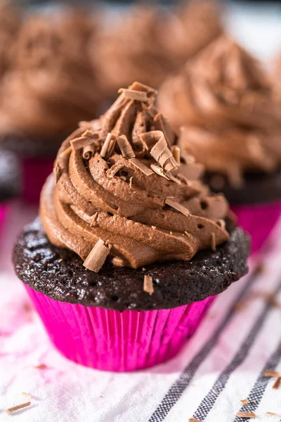 Piping Chocolate Ganache Frosting Top Chocolate Cupcakes — Stock Photo, Image