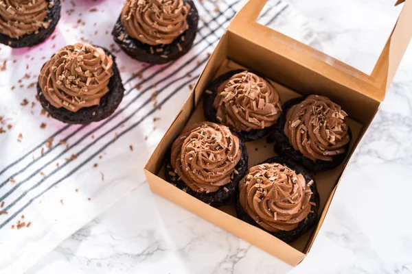 Emballage Cupcakes Chocolat Avec Glaçage Ganache Chocolat Dans Une Boîte — Photo