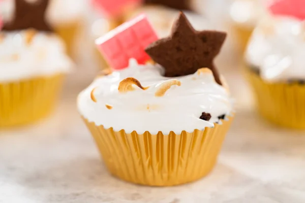 Gourmet Mores Cupcakes Γλάσο Μαρέγκας Και Γαρνιρισμένα Κράκερ Σοκολάτας Σχήμα — Φωτογραφία Αρχείου