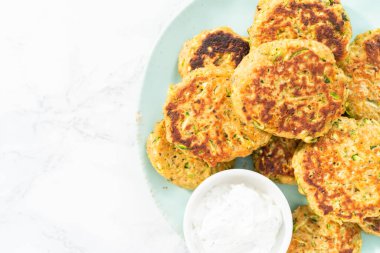 Tabakta taze kızarmış kabak kekleri..