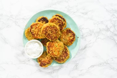 Düz yatıyordu. Tabakta taze kızarmış kabak kekleri..