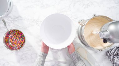 Düz yatıyordu. Adım adım. Dijital mutfak terazisinde funfetti kek hamuru ölçüyorum..