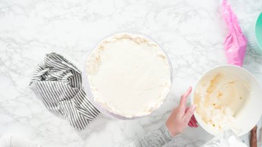 Düz yatıyordu. Adım adım. Beyaz İtalyan kremalı, yuvarlak funfetti keki..