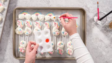 Düz yatıyordu. Adım adım. Taze pişmiş tek boynuzlu at kremalı kurabiyelerini süslüyor..