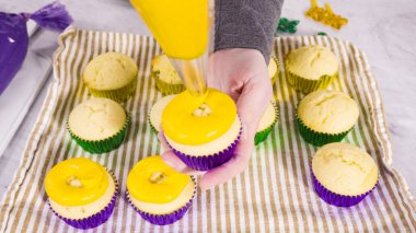 Adım adım. Mardi Gras kutlaması için kremalı İtalyan kremalı vanilyalı kek..