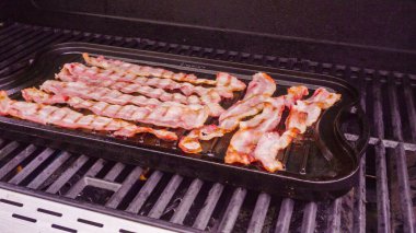 Domuz pastırması ızgarada pişiyor..