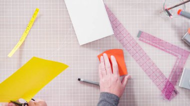 Düz yatıyordu. İnşaat kağıdından el yapımı Babalar Günü kartı yapan küçük bir kız..