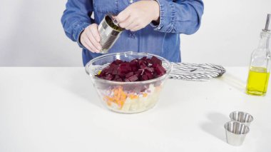 Adım adım. Vinaigrette salatası yapmak için karıştırma kabındaki malzemeleri karıştırıyorum..