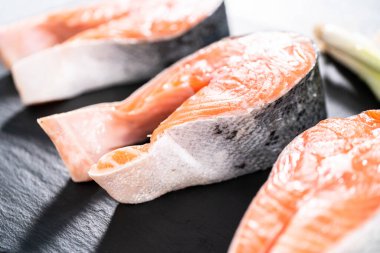 Tahtada çiftlik somonu bifteği.