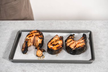 Parşömen kağıdıyla ızgara somon bifteği..