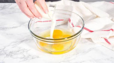 Adım adım. Pastırma ve peynirli kek hazırlamak için karıştırma kabındaki malzemeleri karıştırıyorum..