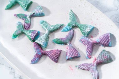 Ev yapımı çikolatalı denizkızı kuyrukları simli tozla kaplı..