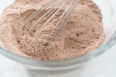 Çikolatalı kraker pişirmek için karıştırma kabında malzemeleri karıştırıyorum..