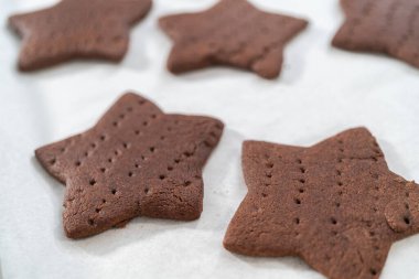 Parşömen kağıdıyla kaplanmış, fırınlanmış, taze yıldız şeklinde çikolatalı kraker..