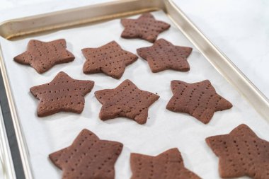 Parşömen kağıdıyla kaplanmış, fırınlanmış, taze yıldız şeklinde çikolatalı kraker..