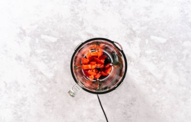 Düz yatıyordu. Çilekli kremayı hazırlamak için mutfak blendırında taze çilek harmanlıyorum..