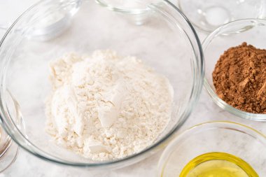 Çikolatalı çilekli kek pişirmek için bardaktaki karışımlar..