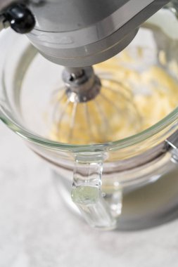 Çilekli tereyağlı kremayı çırpmak çırpılmış çırpılmış çırpılmış çırpılmış çırpılmış çırpılmış çırpılmış elektrikle karıştırmak..