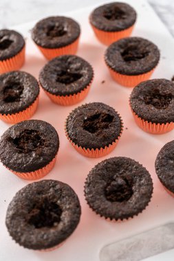 Taze pişmiş çikolatalı kekleri çilekle dolduruyorum..