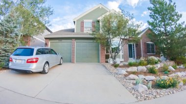 Denver, Colorado, ABD-19 Temmuz 2020 - Bir yaz sabahı tipik banliyö manzarası.