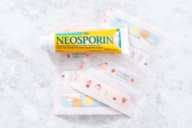 Denver, Colorado, ABD-29 Aralık 2020 - Bandaidler ve neosporin tezgahtaki çocuk kesiklerine yardım etmek için.
