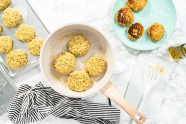 Düz yatıyordu. Kızartma tavasında zeytinyağında kabak keki kızartıyorum..