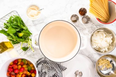 Düz yatıyordu. Vejetaryen makarnası hazırlamak için gerekli malzemeler..