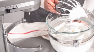 Adım adım. Mutfak mikserinde tek boynuzlu at kurabiyesi pişirmek için malzemeler karıştırılıyor..