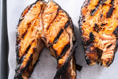 Parşömen kağıdıyla ızgara somon bifteği..