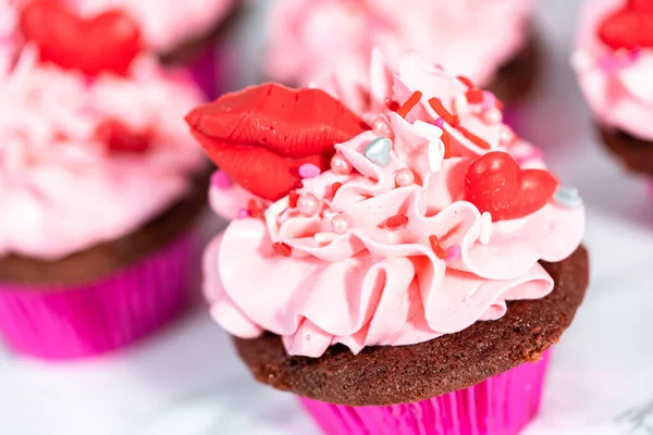 Rote Samt Cupcakes Mit Rosa Italienischem Buttercreme Zuckerguss Und Dekoriert — Stockfoto