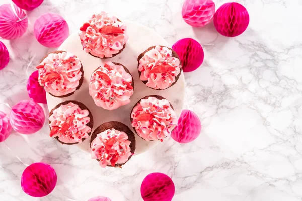 Plat Gelegd Rode Fluwelen Cupcakes Met Roze Italiaanse Boterroom Glazuur — Stockfoto